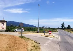 Al confine fra le frazioni Bosco  e Castelletto sono stati installati due nuovi punti luce all’altezza delle intersezione tra la strada provinciale Busca - Caraglio con via del Bosco e con via Ferrera